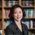 社交心理学研究者林晓然的专业照片，短发女性微笑面对镜头，背景为书架，气质知性专业