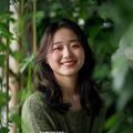 社交焦虑疗愈师苏雨桐的专业照片，温柔女性面带微笑，背景为绿植环绕的咨询室，氛围温暖治愈